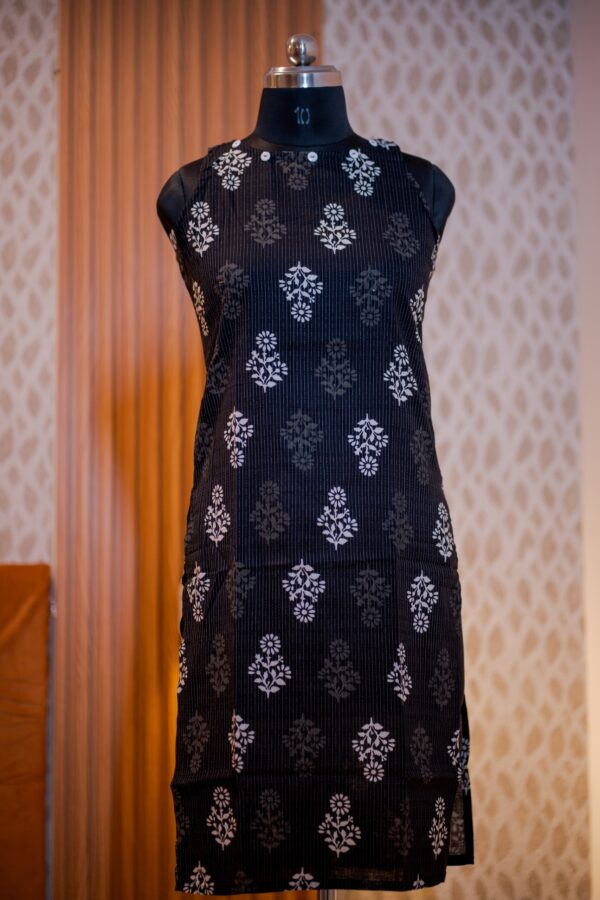 Women Black Printed Cotton Kurti with Sleeves – Stylish Daily Wear
